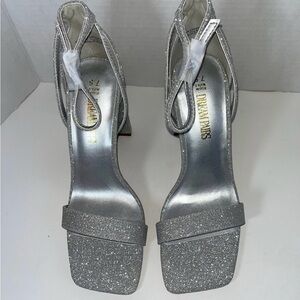 Dream Pairs Silver Glitter 4 Inch Heels Size 7.5